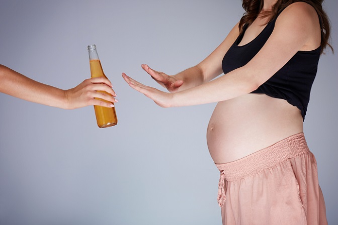 Bei Alkohol handelt es sich um ein Gift, das in erster Linie die Zellteilung des Ungeborenen beeinträchtigt. (#02)
