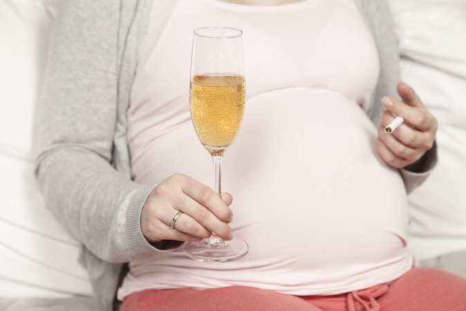 Die Bundeszentrale für gesundheitliche Aufklärung warnt: Alkohol in der Schwangerschaft kann zu irreversiblen körperlichen Fehlbildungen, geistigen Entwicklungsstörungen und neurologischen Auffälligkeiten führen. (#03)
