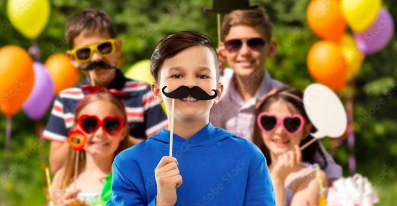  Die Fotobox ist kinderleicht zu bedienen und braucht keine große Einweisung. ( Lizenzdoku: Adobe Stock-Syda Productions)