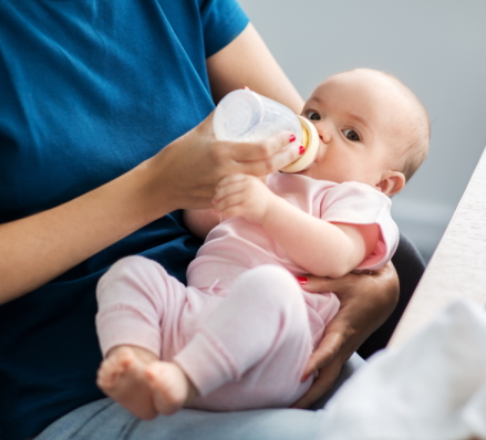 Selbst stillt oder Milch abpumpt und per Fläschchen füttert, bleibt der Mutter überlassen.