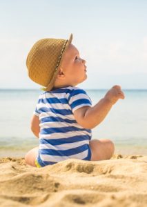 Baby Erstausstattung Checkliste Sommer: ein T-Shirt über dem Body ist oft schon zu viel. 