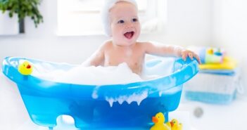 Baby baden: Wie oft ist es erlaubt und welche Regeln sind zu beachten