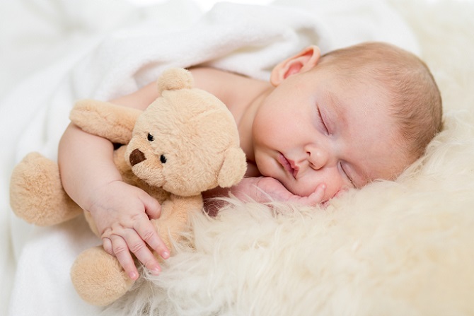 Um das eigene Baby richtig zu versorgen, müssen Eltern gut und ausreichend schlafen. Mit einem Neugeborenen scheint das aber ein Ding der Unmöglichkeit sein. Fakt ist: Ein Baby bedeutet eine einschneidende Veränderung und damit einen unregelmäßigen Schlafrhythmus. (#04)