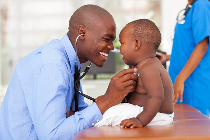 Der letzte Check der Untersuchungsreihe ist der U3-Check, der circa in der vierten bis fünften Lebenswoche des Babys statt. Hier kontrolliert der Kinderarzt, ob sich das Neugeborene altersgerecht entwickelt hat zum Beispiel hinsichtlich Größe, Gewicht und Körperfunktionen. (#05)
