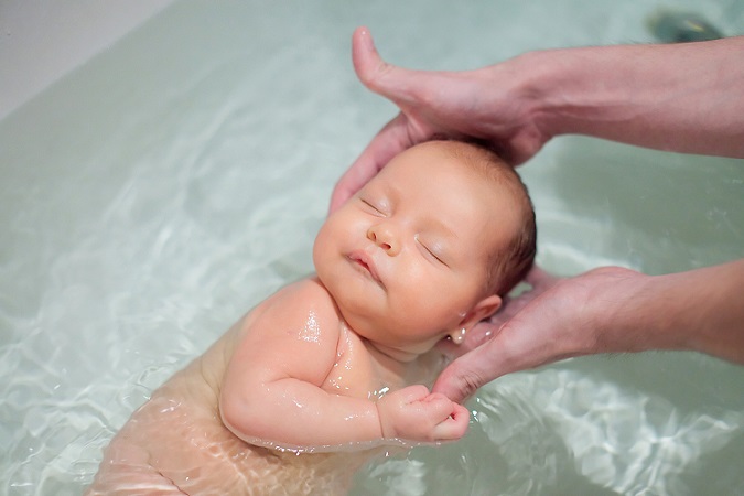 Ein gewisses Maß an Pflege muss also unbedingt sein, denn nur so bleibt die Babyhaut gesund und kann äußeren Umwelteinflüssen wie Witterung und Krankheitserregern trotzen. Aber genau wie Erwachsenenhaut kann auch die Haut eines Babys überpflegt werden. (#02)