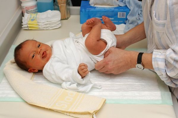 Baby richtig wickeln: Anleitung & Tipps