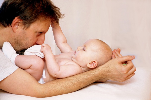 Das Wickeln ist ein intimer und ruhiger Moment, den Mutter und Baby oder Vater und Kind für sich nutzen können. 