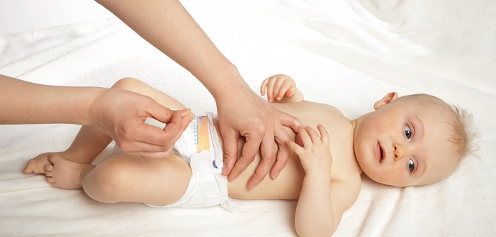 Baby richtig wickeln: Anleitung & Tipps