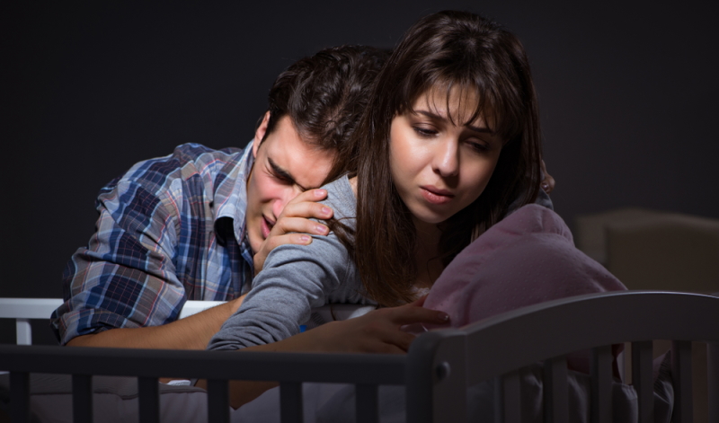 Wenn das Baby abends schreit, bringt das Eltern oft zur Verzweiflung. Was also tun?