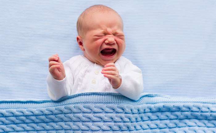 Das Baby weint sehr sicher hat es Hunger ( Foto: Shutterstock - FamVeld )