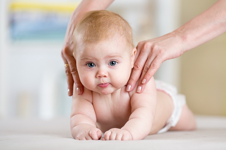 Babymassage: Das Baby schaut noch sehr skeptisch