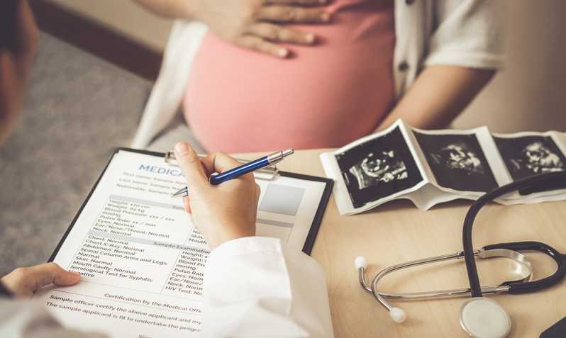 Wann steht der nächste Besuch beim Gynäkologen an? Schwangerschafts-Apps können dabei helfen, den Überblick zu bewahren. (Foto: Shutterstock.com / Blue Planet Studio) 