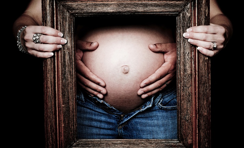 Fotos des Babybauches können in der App hochgeladen werden und am Ende zu einem persönlichen kleinen Kurzfilm zusammengefügt werden. ( Foto: Shutterstock-Jeff Thrower)