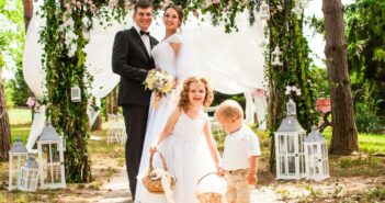 Blumen streuen Hochzeit: Wichtige Tipps für Blumenmädchen ( Foto: Adobe Stock-oksix )