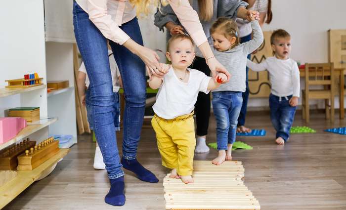 Spielerisch und mit Spaß an mehr Beweglichkeit arbeiten – das Ziel des Bobath-Konzepts ( Foto: Shutterstock -  Natalia Lebedinskaia ) 