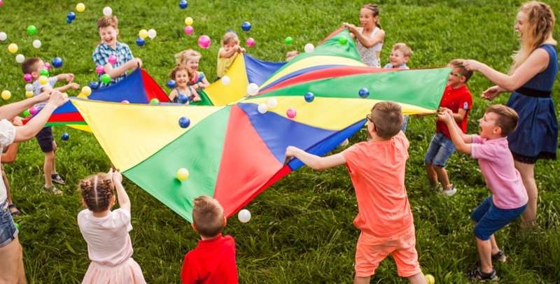 Nicht nur die Einladungen müssen geschrieben werden. Auch schöne Spiele müssen geplant werden. ( Foto: Shutterstock-_Oksana Shufrych ) 