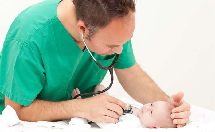 Mit einem Messsystem, dem sog. Apgar-Test, wird das Baby auf Atmung, Herzfrequenz, Hautbeschaffenheit, Reflexe und Muskelspannung untersucht. ( Foto: Adobe Stock -  Cello Armstrong )