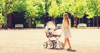 Erster Spaziergang mit dem Baby: so bereitest Du dich und den Zwerg perfekt vor ( Foto: Shutterstock- Syda Productions)