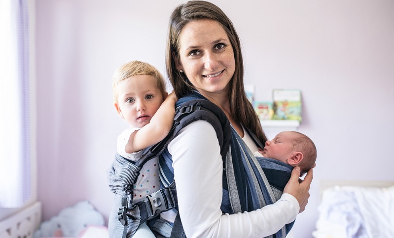 Hebammen zeigen schon im Zuge der Geburtsvorbereitung, wie ein Tragetuch für den sicheren Spaziergang mit Baby gebunden werden kann.  ( Foto: Shutterstock-Halfpoint  )