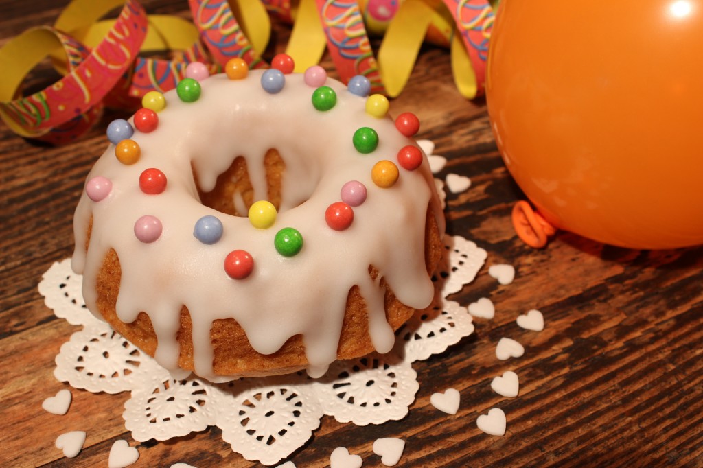 Niedlicher Geburtstagskuchen mit vielen Zuckerperlen oder Gummibärchen verziert - der Renner bei kleinen Kindern. (#01)