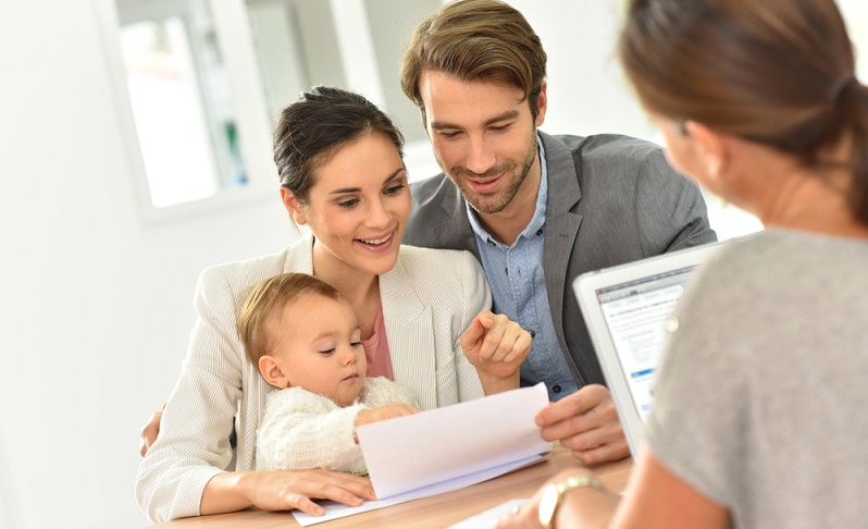 Natürlich kann es sein, dass die eigene Geburtsurkunde im Laufe der Jahre verloren ging. ( Foto: Shutterstock- goodluz )