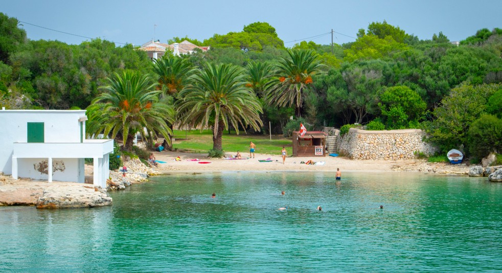 Die reizvollen Buchten mit ihren Stränden wie hier die Cala Blanca sind ein Grund mehr, das Glückshotel Menorca buchen zu wollen. (#1)