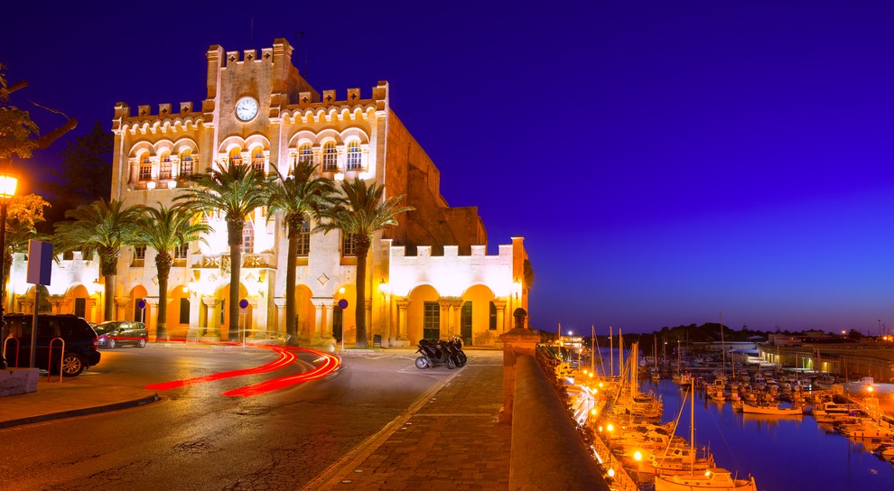 Das Rathaus von Ciutadella de Menorca liegt direkt am Hafen. Wenn Sie ihr Glückshotel Menorca buchen, sollten Sie darauf hoffen, in der Nähe des Rathauses zu landen. Hier ist einer der schönsten Plätze der Insel. (#2)