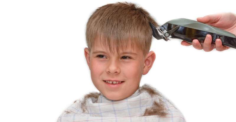 Viele Eltern fragen sich, ob sie überhaupt selbst die Haare bei ihrem Kind schneiden sollen. ( Foto: Adobe Stock- borissos )