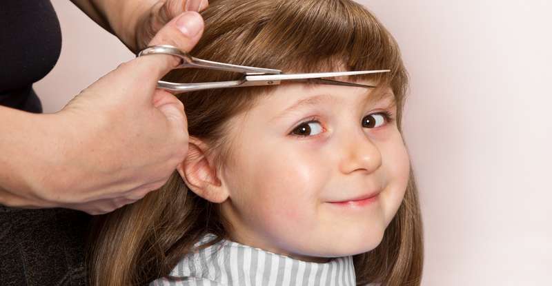 Eltern wissen meist aus leidvoller Erfahrung, dass das Haare schneiden Kindern auch Spaß machen kann. ( Foto: Adobe Stock- Lsantilli_)