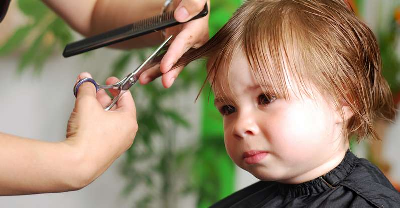 Eltern sollten sich stückchenweise vortasten, wenn sie die Haare der Kleinen schneiden. ( Foto: Adobe Stock-Kitty )