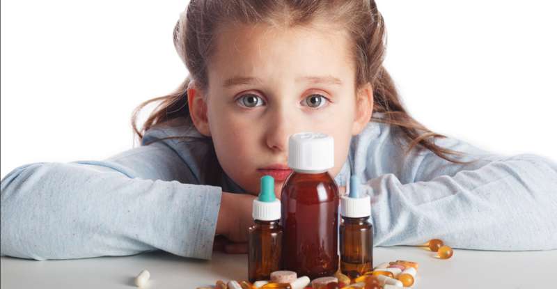Viele Kinder sind fasziniert von den bunten Pillen, die sich in den Röhrchen einer Hausapotheke verbergen.  ( Foto: Shutterstock- Yan Yarman )