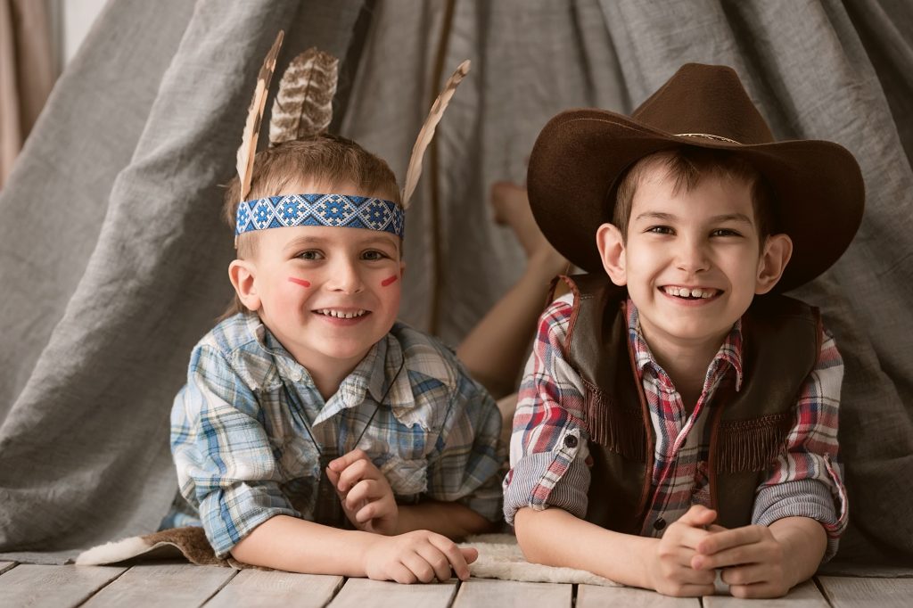 Die Jungs sind begeistert von der Mottoparty zum Kindergeburtstag