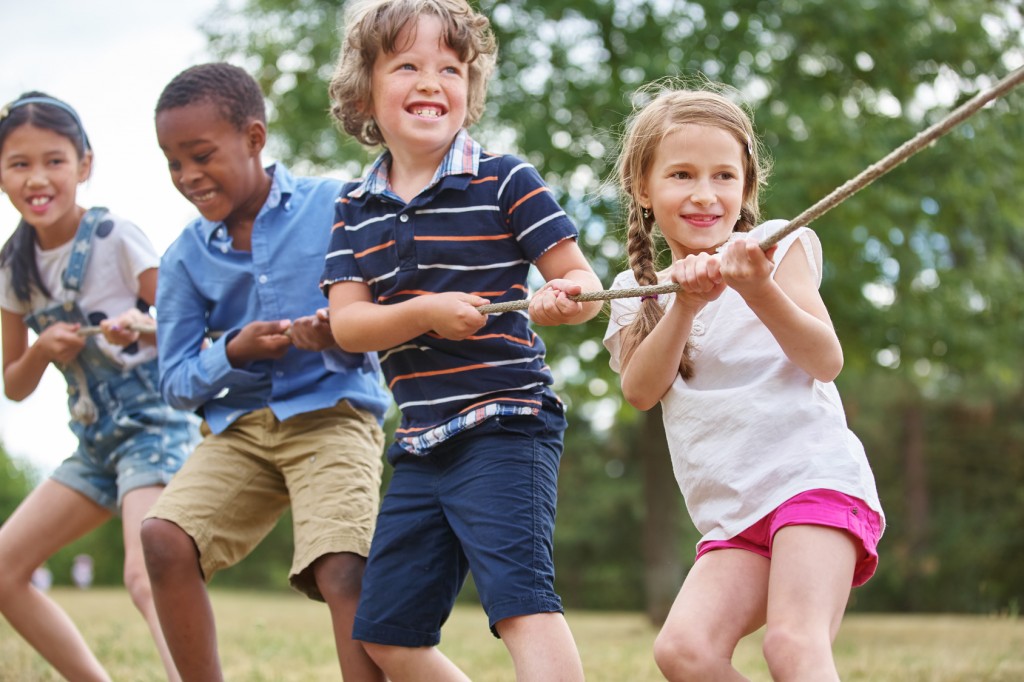 Kindergeburtstag: Spiele müssen sein - Hier: Gruppe Kinder beim Tauziehen. (#01)