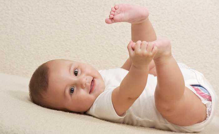Am liebsten erkunden die Kleinen ihre eigenen Hände, Finger, Zehen und Füße. ( Foto: Adobe Stock -  mkphotography ) 