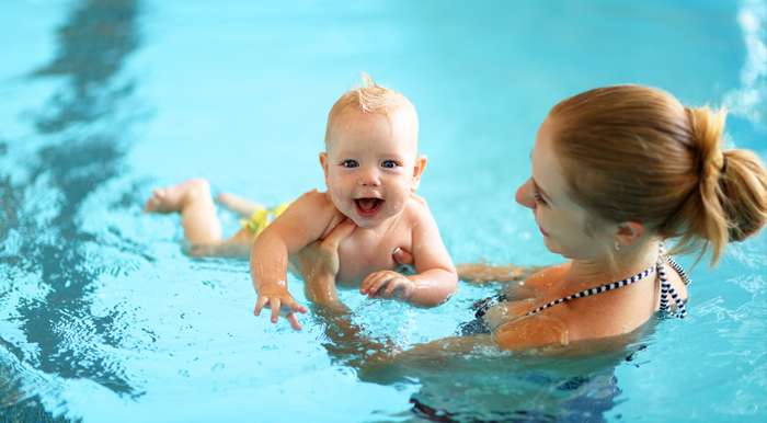 Kinder lieben Wasser. Nicht nur das Baden, sondern das Planschen in einem Kinderplanschbecken, der Badewanne aber am schönsten ist es für die Eltern im Schwimmbad. ( Foto: Adobe Stock - JenkoAtaman)