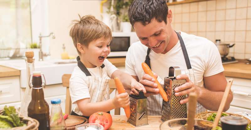 Wichtig für das Kochen mit Kindern: Wer alles aus frischen Zutaten zubereiten will, sollte unbedingt an die richtige Vorbereitung denken. ( Foto: Adobe Stock Kirill Grekov )