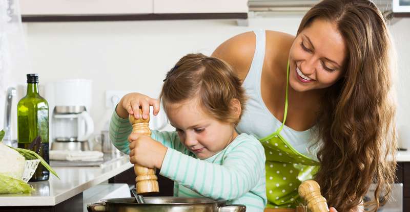  Das Kochen mit Kindern ( Foto: Adobe Stock - JackF ) kann durchaus eine Herausforderung sein. ( Foto: Adobe Stock JackF_)