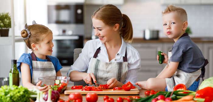 Kochen mit Kindern: Wenn wenig Zeit zum Einkaufen ist ( Foto: Adobe Stock JenkoAtaman )
