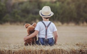 Dieser junge Herr jedenfalls weiß sehr genau, was ihm wichtig ist: das Kuscheltier aus der Heimat. Auch im Urlaub in der Auvergne kann man seine liebgewordenen Gewohnheiten beibehalten. In diesem Falle genießt der Teddy jedenfalls den Urlaub in gleichem Maße wie sein Besitzer und Freund! (#2)