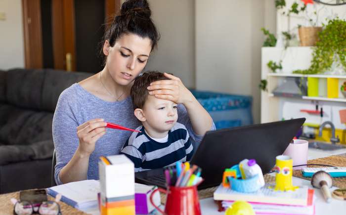 Fühlt sich das Kind nicht wohl, lässt sich kurzerhand die Körpertemperatur messen. Empfehlenswert ist ein digitales Fieberthermometer. ( Foto: Adobe Stock -  Dirima )