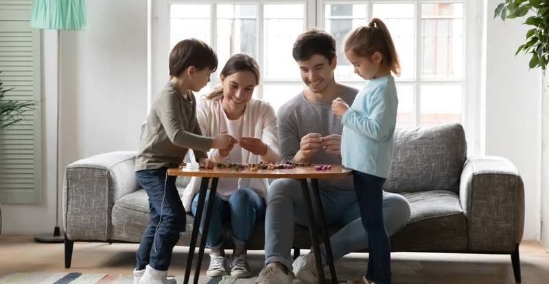 Das Material sollte zu beiden, also zu Mutter und Tochter, passen. ( Foto: Shutterstock-Fizkes)