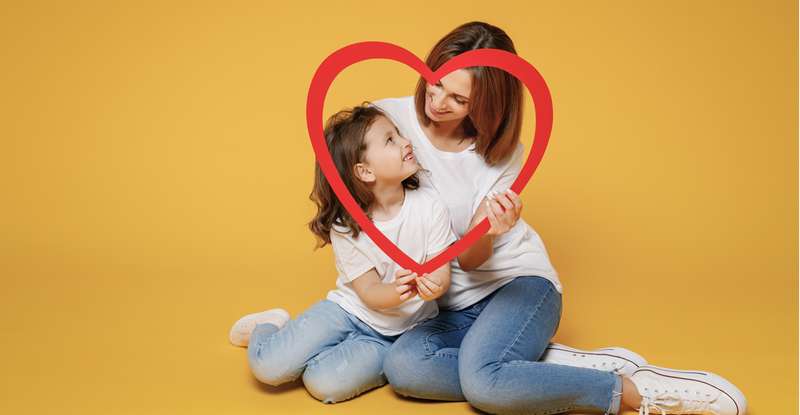 Ob Kette oder Armband: Mutter-Tochter-Schmuck soll bis in die Ewigkeit hinein zeigen, dass Mutter und Tochter eine besondere, einzigartige und kostbare Verbindung zueinander haben. ( Foto: Shutterstock-ViDI Studio)