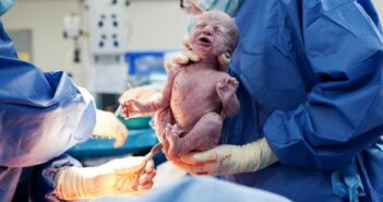 Nach der Geburt (2) ( Foto: Adobe Stock - Martin Valigursky )