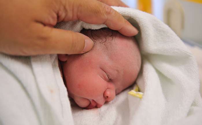 Die meisten Babys haben nach der Geburt blau-graue Augen. Wenn sich die Augenfarbe noch verändert, dann geschieht dies langsam über einen Zeitraum von Wochen und Monaten. ( Foto: Adobe Stock - GordonGrand )
