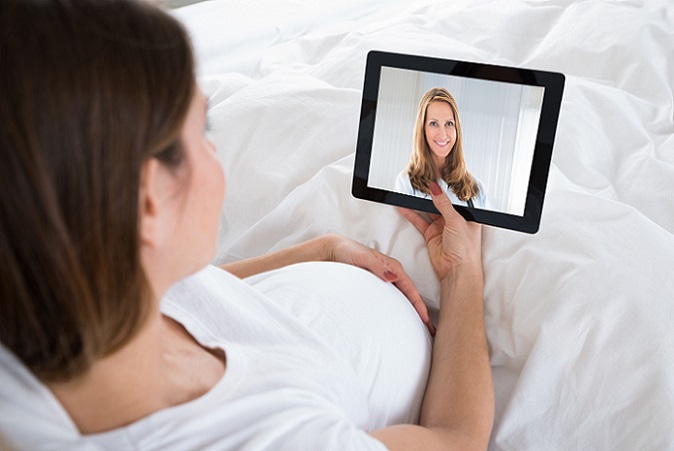 Eine weitere Möglichkeit ist es, das Baby über die Webcam im Blick zu behalten. Dabei wird die Kamera in einem Abstand zum Kind im Zimmer aufgestellt und über WLAN erfolgt eine Verbindung zum Web. (#02)