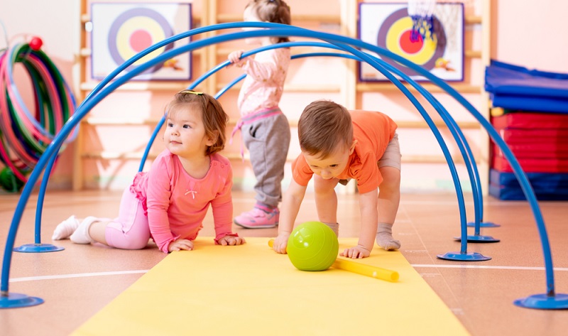 Mithilfe von PEKiP sollen Babys Sinne angeregt werden, es soll sich mehr bewegen und ein stärkeres Interesse an der Umwelt entwickeln  ( Foto: Shutterstock-Oksana Kuzmina )