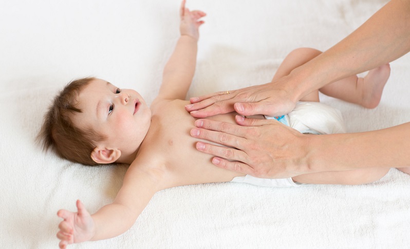 Achtung! Nicht alle Babys lieben die Massage, manche werden unruhig oder beginnen gar zu weinen. Diese Kinder wollen oft mehr Action haben und freuen sich über das Grimassenschneiden viel mehr. ( Foto: Shutterstock-Oksana Kuzmina )