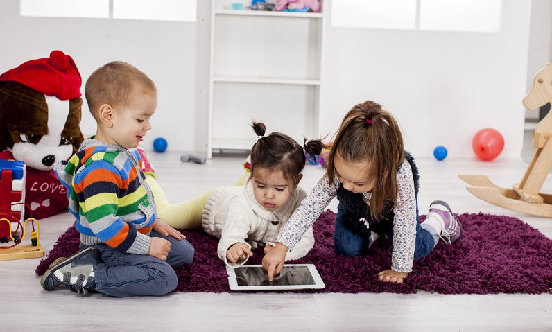 In jüngster Zeit werden immer mehr Spielzeuge mit Smartphones oder Tablets verbunden. ( Foto: Shutterstock- Goran Bogicevic )