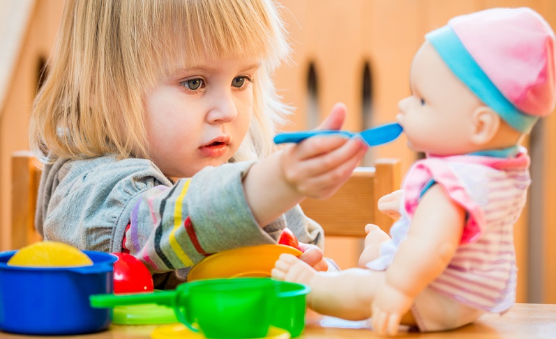 Die Puppe muss essen und trinken, soll pünktlich ins Bett gehen und braucht natürlich im Puppenwagen frische Luft. ( Foto: Shutterstock- Tatyana Vyc)