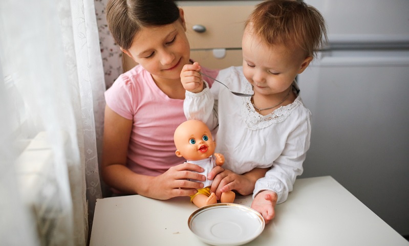 Auch für Jungen kann ein Püppchen der beste Freund des Kindes werden ( Foto: Shutterstock- Natalia Lebedinskaia )